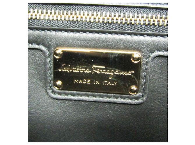 Vara Leder Schultertasche von Salvatore Ferragamo Schwarz - Ansicht 10