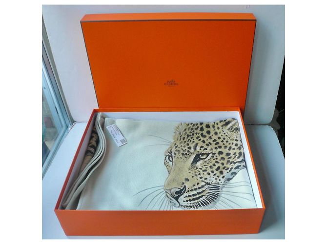 Hermès HERMES Etole cachemire Léopard de Ceyland vert de gris céladon avec étiquette - vue 3