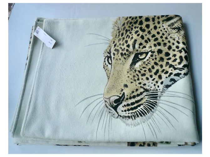Hermès HERMES Etole cachemire Léopard de Ceyland vert de gris céladon avec étiquette - vue 4