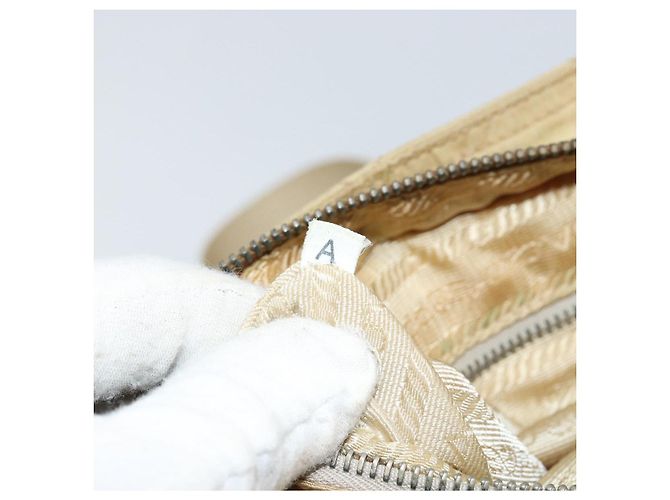 PRADA Gepolsterte Schultertasche Nylon Beige Silber Auth 159966 - Ansicht 11