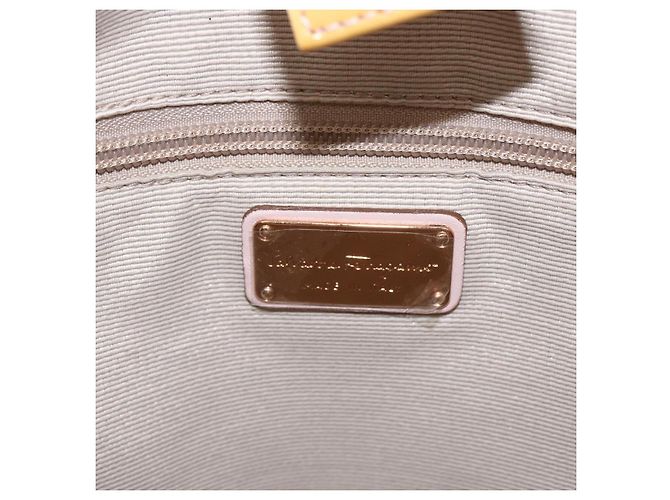 Borsa Vala in smalto giallo oro Salvatore Ferragamo Auth am10303 - vista 17