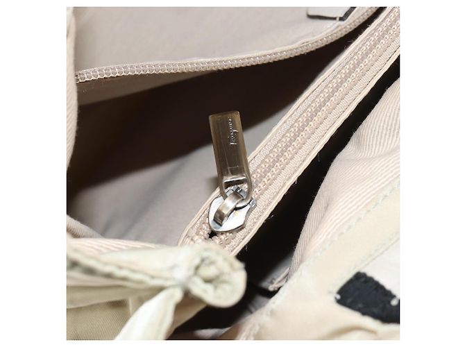 Borsa a mano Vala in nylon beige e argento di Salvatore Ferragamo Auth 159394 - vista 22