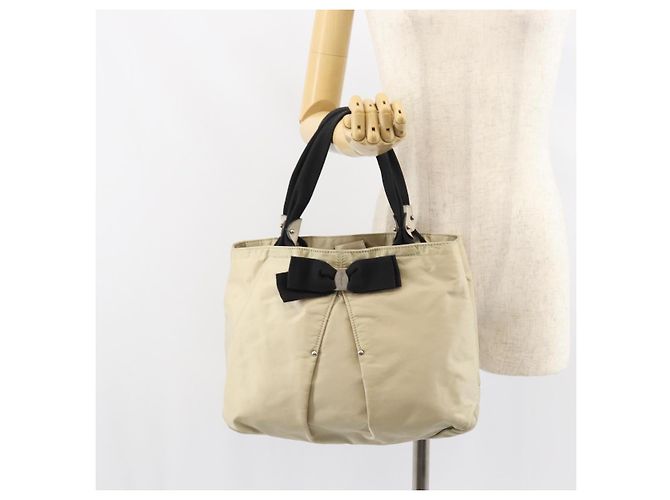 Borsa a mano Vala in nylon beige e argento di Salvatore Ferragamo Auth 159394 - vista 25