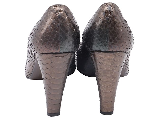 Décolleté in pelle di serpente Stuart Weitzman in pelle marrone - vista 5