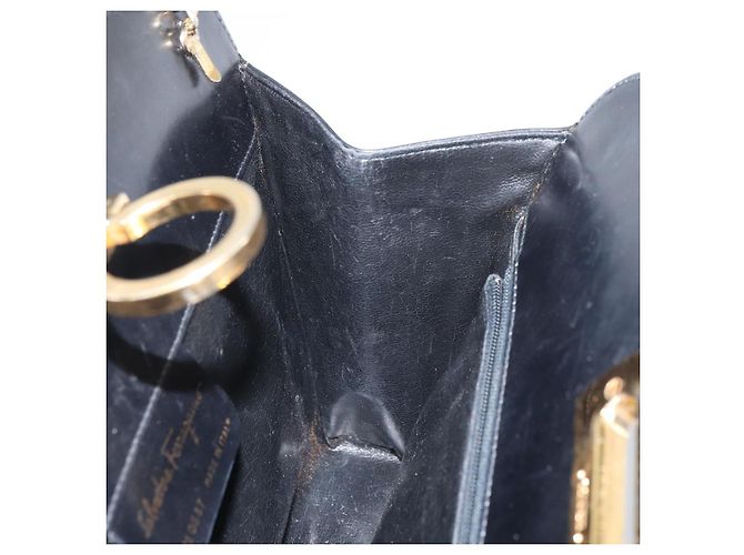 Borsa a spalla Gancini in pelle nera e oro Salvatore Ferragamo Auth 159235 Nero D'oro - vista 18