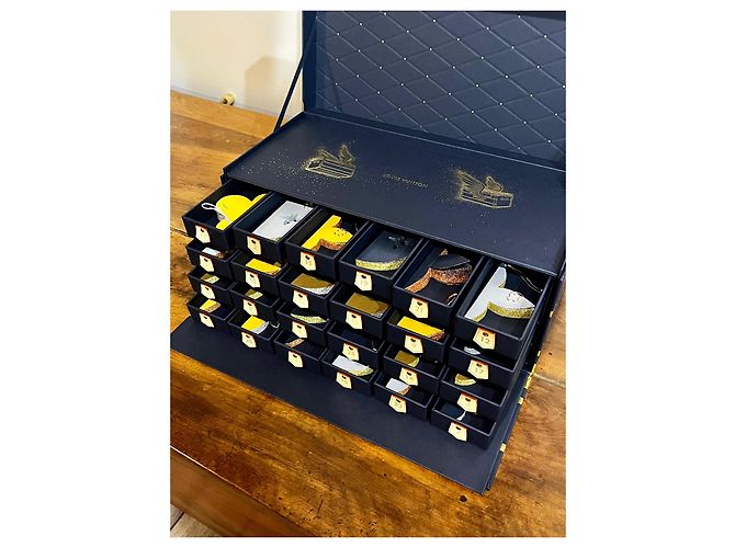 CalendrierLouis Vuitton Collection 2025 "Le Voyage des Lumières" Doré Bleu Marine - vue 13