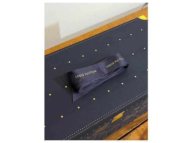 CalendrierLouis Vuitton Collection 2025 "Le Voyage des Lumières" Doré Bleu Marine - vue 17