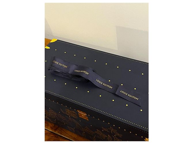 CalendrierLouis Vuitton Collection 2025 "Le Voyage des Lumières" Doré Bleu Marine - vue 18