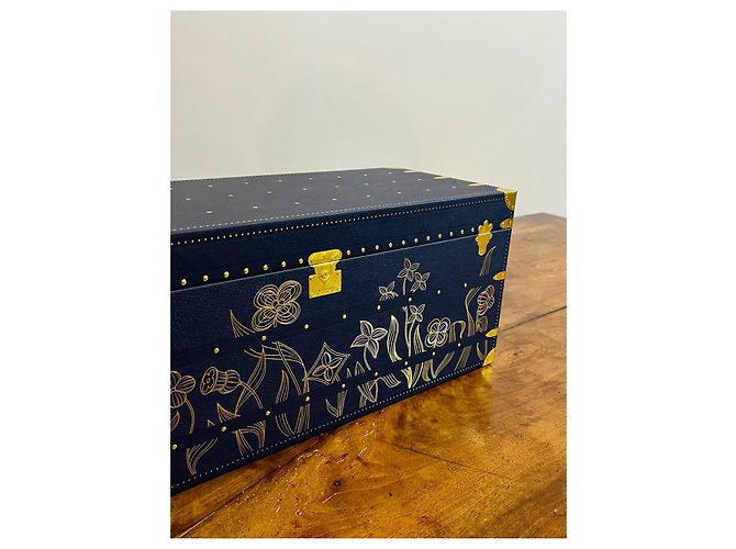 CalendrierLouis Vuitton Collection 2025 "Le Voyage des Lumières" Doré Bleu Marine - vue 3