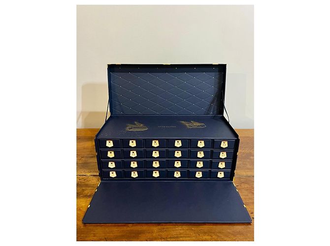 CalendrierLouis Vuitton Collection 2025 "Le Voyage des Lumières" Doré Bleu Marine - vue 6
