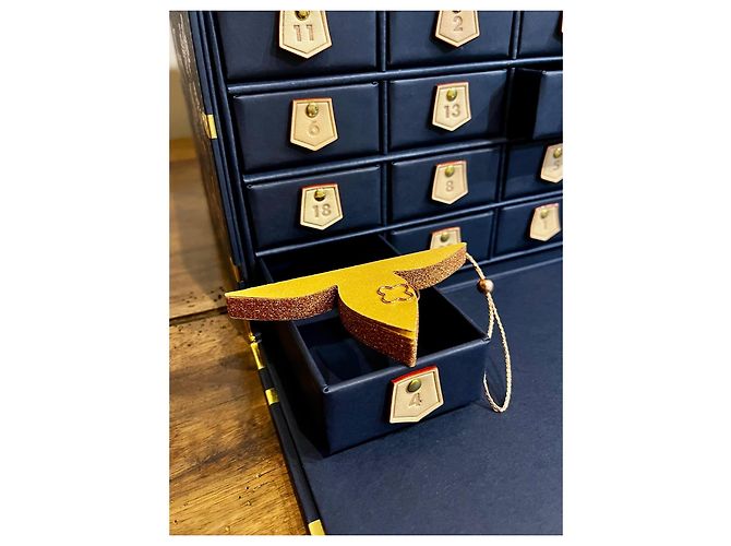 CalendrierLouis Vuitton Collection 2025 "Le Voyage des Lumières" Doré Bleu Marine - vue 9