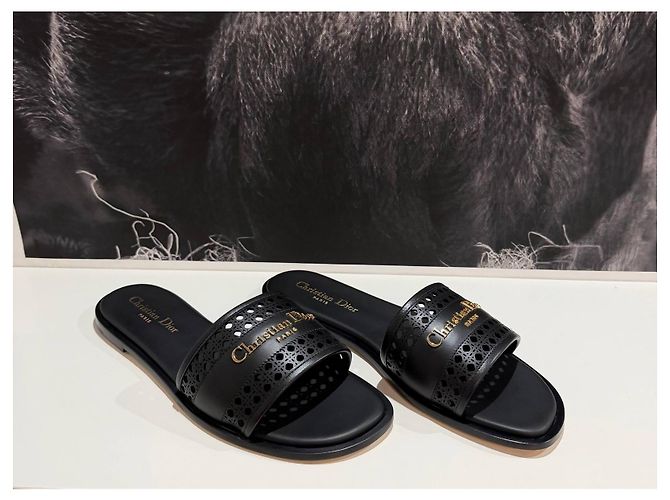 Dior D-Lane Sandale aus schwarzem Kalbsleder mit perforiertem Microcannage-Muster - Ansicht 2