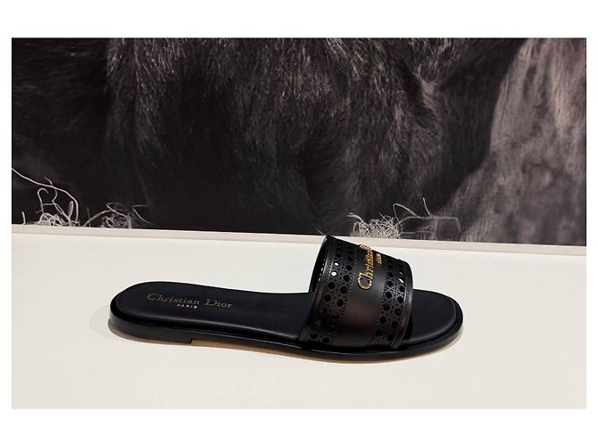 Dior D-Lane Sandale aus schwarzem Kalbsleder mit perforiertem Microcannage-Muster - Ansicht 3