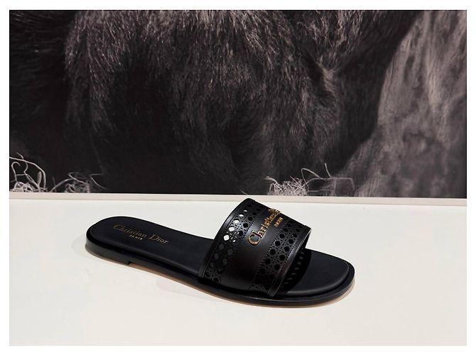 Dior D-Lane Sandale aus schwarzem Kalbsleder mit perforiertem Microcannage-Muster - Ansicht 4