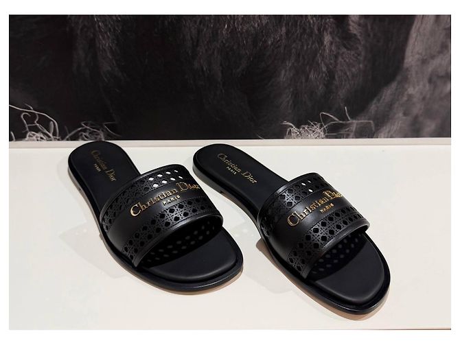 Dior D-Lane Sandale aus schwarzem Kalbsleder mit perforiertem Microcannage-Muster - Ansicht 5