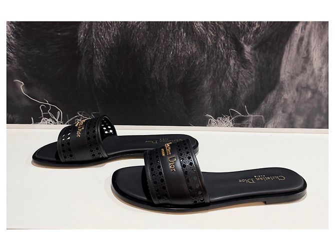 Dior D-Lane Sandale aus schwarzem Kalbsleder mit perforiertem Microcannage-Muster - Ansicht 6
