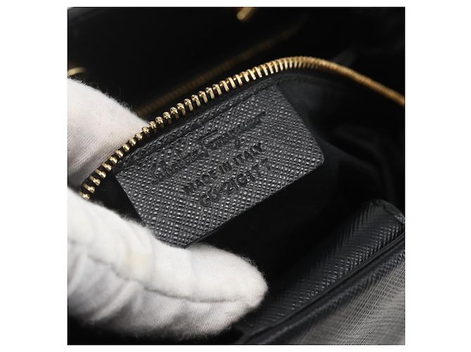Borsa a Spalla Chain Vala in Pelle Nera e Oro Auth 159349 di Salvatore Ferragamo Nero D'oro - vista 12