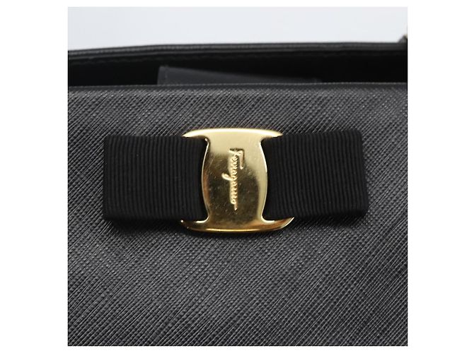 Borsa a Spalla Chain Vala in Pelle Nera e Oro Auth 159349 di Salvatore Ferragamo Nero D'oro - vista 17