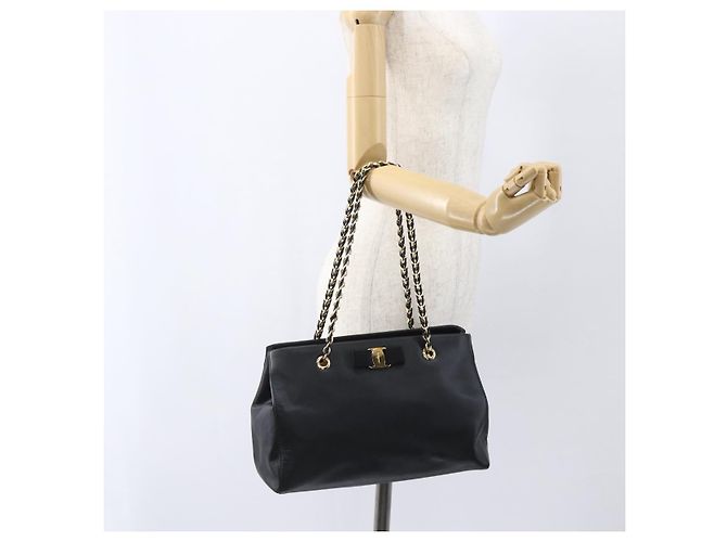 Borsa a Spalla Chain Vala in Pelle Nera e Oro Auth 159349 di Salvatore Ferragamo Nero D'oro - vista 25