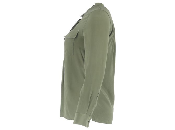 Maje Blusa meia abotoada com bolsos no peito em seda oliva Verde Verde oliva - vista 2