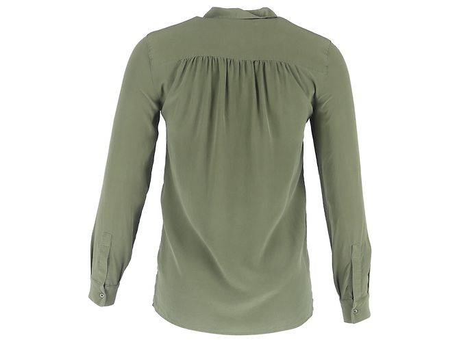 Maje Blusa meia abotoada com bolsos no peito em seda oliva Verde Verde oliva - vista 3