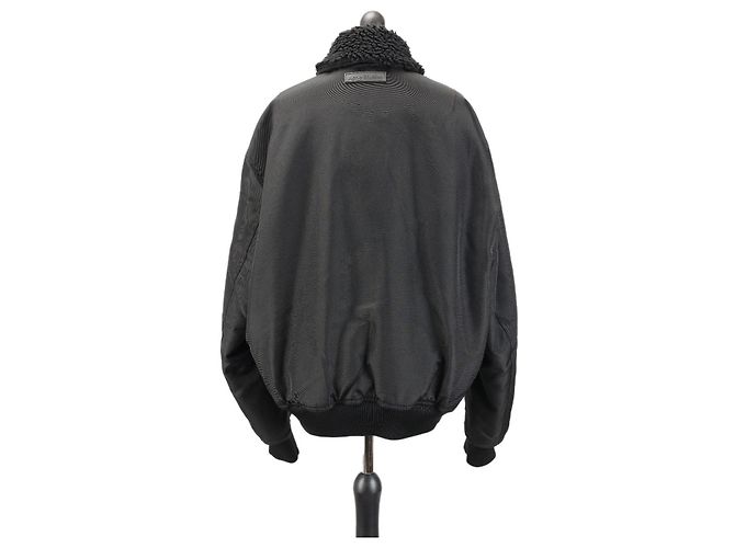 Acne Studios Pufferjacke in Schwarz mit Kunstfellkragen - Ansicht 2