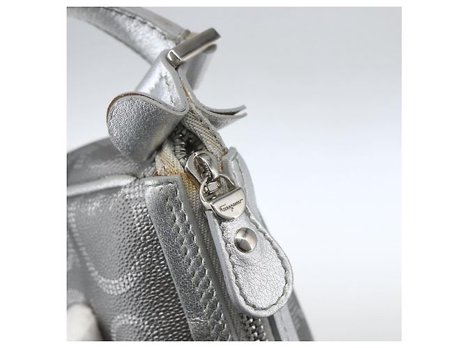 Pochette a mano Gancini in PVC argento Auth Salvatore Ferragamo ka1272 - vista 10