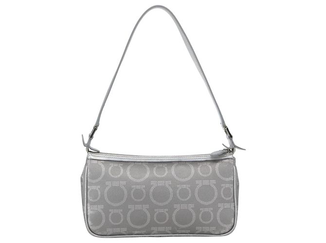 Pochette a mano Gancini in PVC argento Auth Salvatore Ferragamo ka1272 - vista 2
