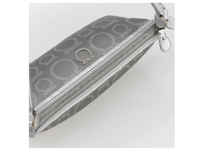 Pochette a mano Gancini in PVC argento Auth Salvatore Ferragamo ka1272 - vista 6