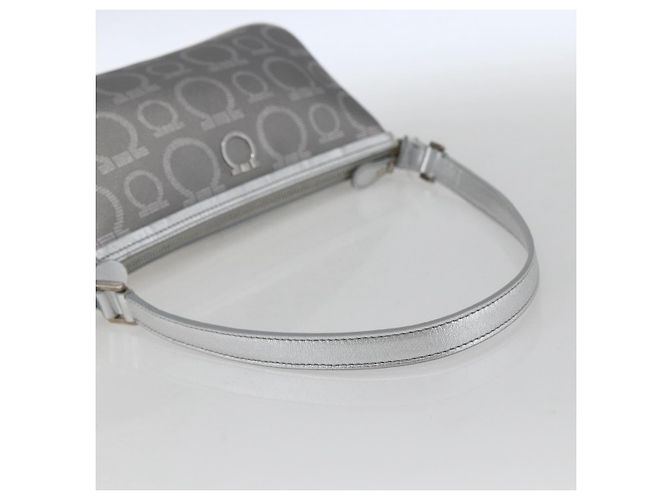 Pochette a mano Gancini in PVC argento Auth Salvatore Ferragamo ka1272 - vista 7