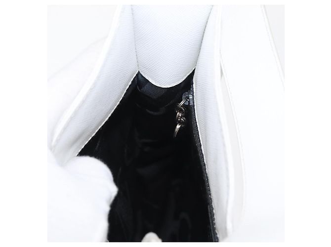 Borsa a Spalla Gancini in Pelle Bianca e Argento di Salvatore Ferragamo Auth BA9272 Bianco - vista 18