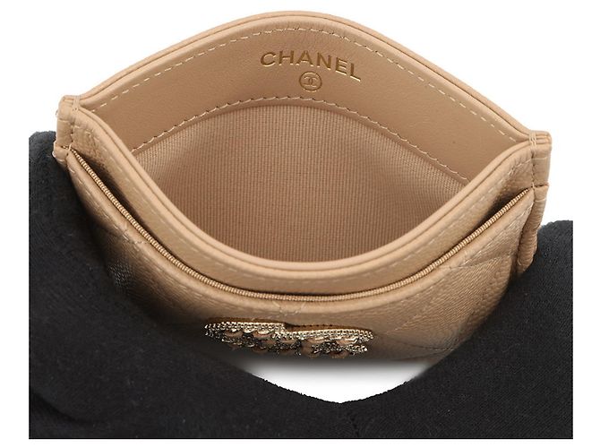 Portacarte Chanel in beige con strass e pelle di vitello grana - vista 4