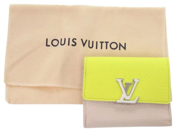 Cartera Capucines XS Louis Vuitton Beige Amarillo - vista 2