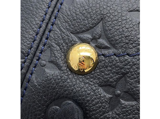 Borsa a Spalla Artsy MM in Monogram Empreinte di Louis Vuitton - vista 6