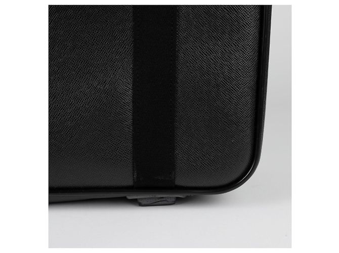 Louis Vuitton Sac à main Taiga Satellite Noir - vue 4