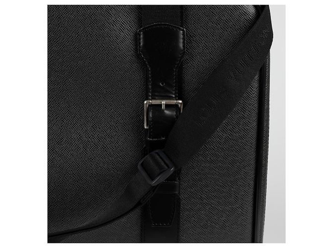 Louis Vuitton Sac à main Taiga Satellite Noir - vue 8