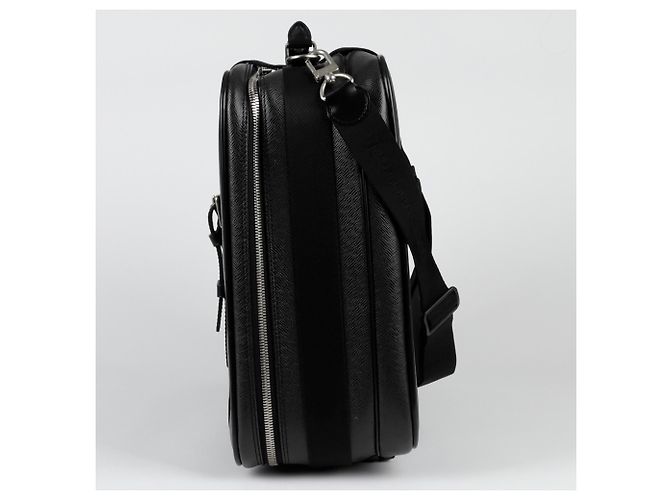 Louis Vuitton Sac à main Taiga Satellite Noir - vue 9