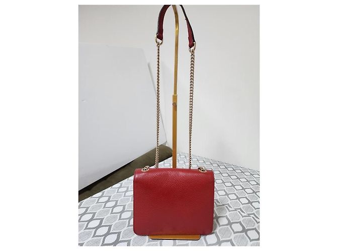 Bolsa transversal Gucci em couro vermelho com logo G entrelaçado - vista 2