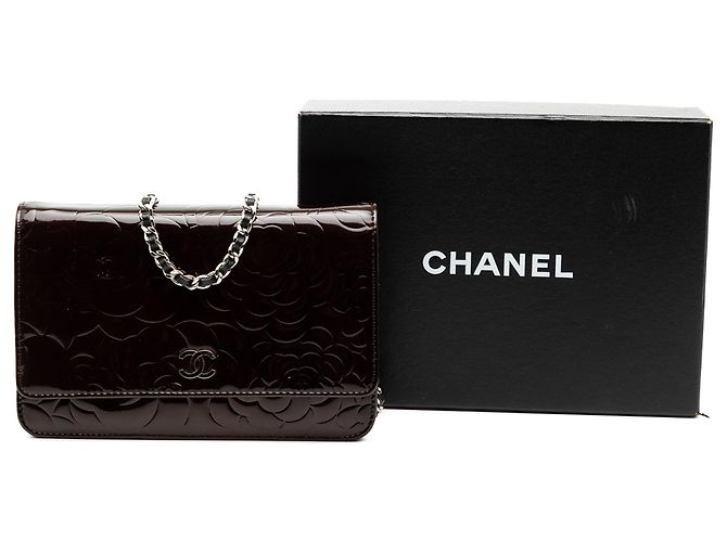Wallet On Chain Cartera Chanel de charol marrón con CC en relieve y cadena Camelia Castaño Marrón oscuro - vista 8