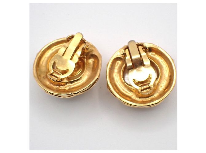 Chanel Vintage Round Clip-On Metal with Faux Pearl - vista 2