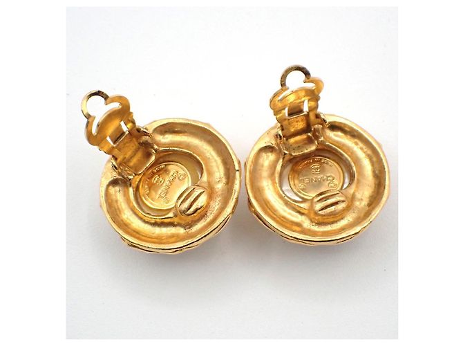 Chanel Vintage Round Clip-On Metal with Faux Pearl - vista 3