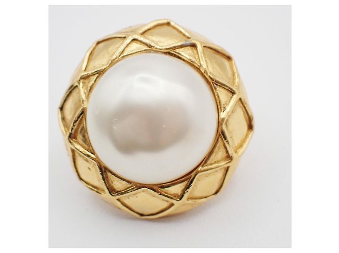 Chanel Vintage Round Clip-On Metal with Faux Pearl - vista 4