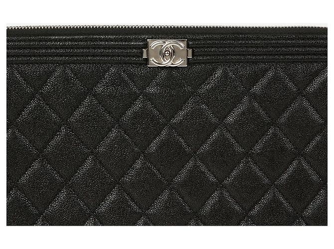 Chanel Clutch Medio in Pelle Caviar Boy Nero - vista 3