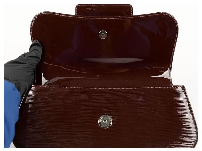 Louis Vuitton Clutch SoBe Roja - vista 14