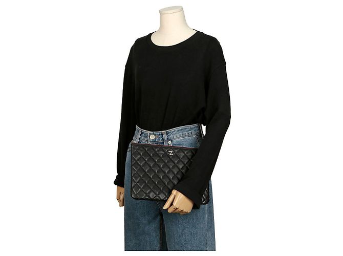 Chanel Clutch Classica Nuova Media in Pelle Caviar Nero - vista 13
