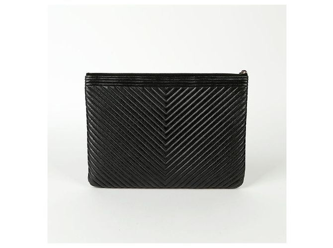 Chanel Clutch Mediano Chevron Boy Negro - vista 4