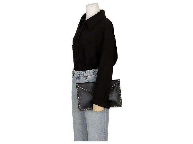 Valentino Clutch sobre Rockstud Negro - vista 11