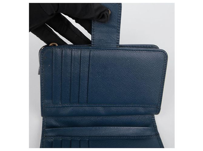 Saffiano Prada Billetera compacta con logo de metal Azul - vista 12