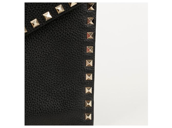 Valentino Clutch sobre Rockstud Negro - vista 4