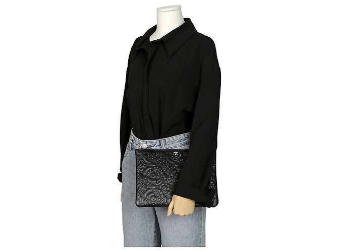 Chanel Clutch con borchie Camellia Nero - vista 11